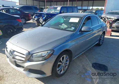 2016 Mercedes-Benz C 300 z USA, uszkodzony, nr VIN 55SWF4JBXGU121970